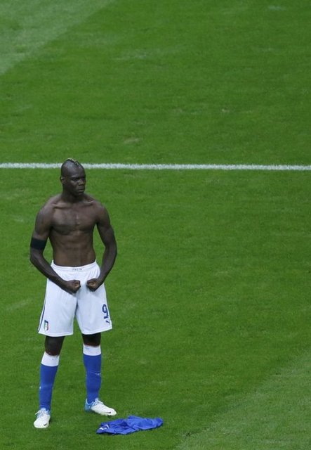 Daha sonra Balotelli, "Hakem formamı çıkarttığım için değil, vücudumu kıskandığı için bana sarı kart gösterdi" açıklaması yaptı.