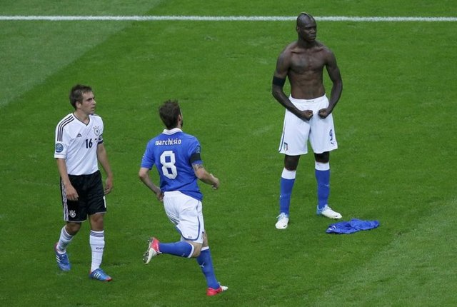 EURO 2012'nin yarı final maçında Almanya karşısında 2 gol atan Balotelli, attığı ikinci golden sonra formasını çıkararak yaptığı şov ile adeta dünyanın gündemine oturmuştu.