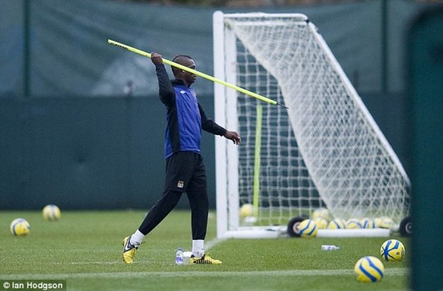 Balotelli 'canı sıkıldığı için' bir binanın birinci katından gençlere dart oku fırlatmıştı.