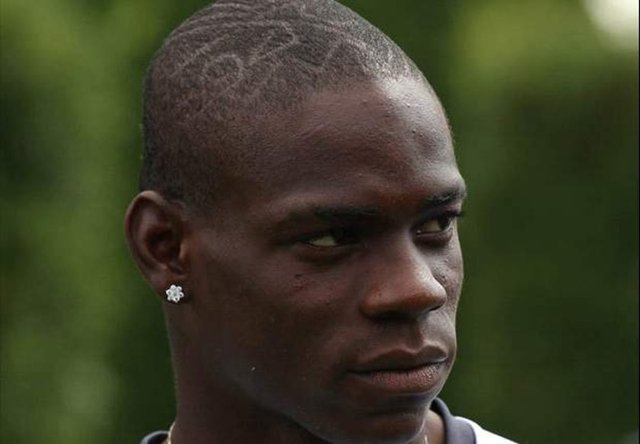 İtalya'da kadınların olduğunu hapishaneye izinsin olarak girmeye çalışırken yakalan Balotelli, neden bunu yaptığı sorulduğunda, "Oranın nasıl bir yer olduğunu görmek istedim" demişti.