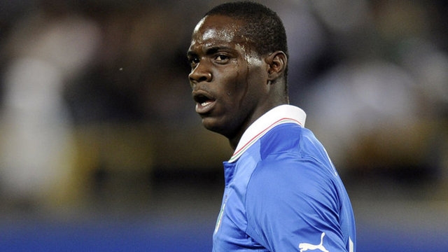 Jack Wilshere hakkında ne düşündüğü sorulan Balotelli cevap olarak, "Onu tanımıyorum ama Arsenal'le bir dahaki sefere oynarken ona dikkat edeceğim. Belki ona kazandığım 'Golden Boy' ödülünü gösteririm ve ona bu ödülü kazandığımı hatırlatırım" demişti.