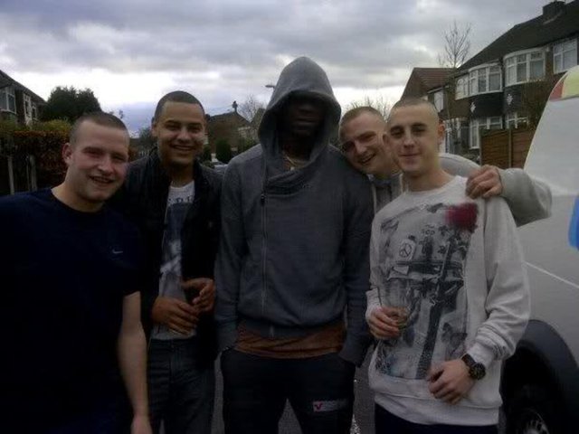 Yılbaşında Manchester sokaklarında Noel Baba kıyafeti giyerek sokaktan geçenlere para dağıttı.