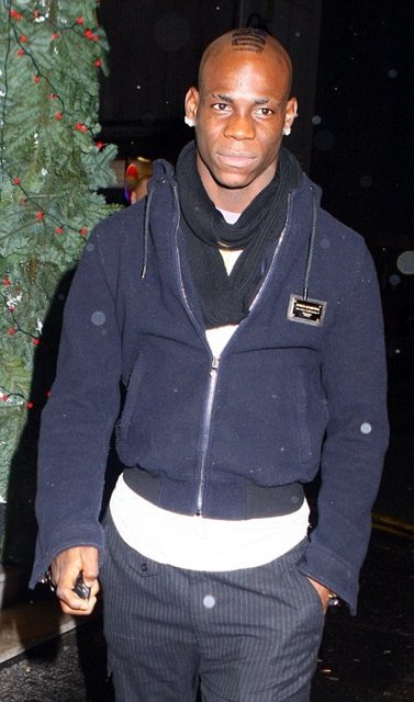 İngiltere'de bir pub'a gidip, durup dururken bardaki herkesin hesaplarını ödedi.