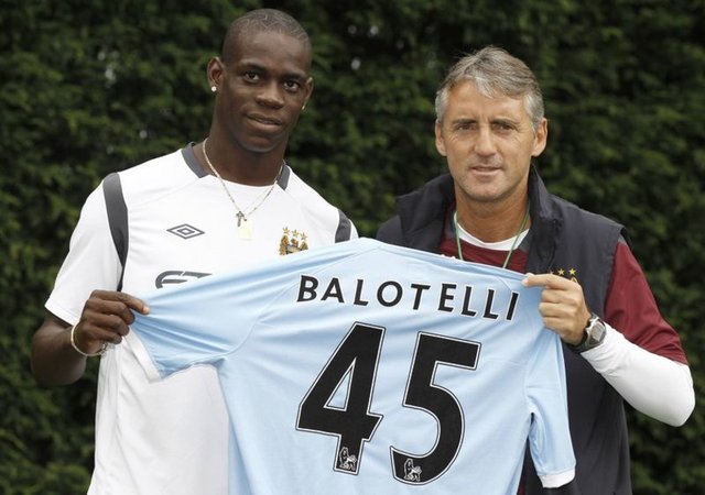 12 Ağustos 2010'da ise 22 milyon Euro'ya İngiliz ekibi Manchester City'e transfer oldu.