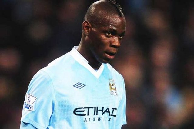 Manchester City'nin Newcastle ile yaptığı şampiyonluk maçı öncesi 4 eskort kızla 6 saat süren bir parti verdi.