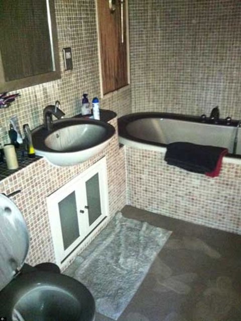 Evinin banyosunda arkadaşlarıyla birlikte havai fişeklerle oynayan İtalyan futbolcu, havlu ve perdenin yanmaya başlamasının ardından evi terk etmiş, otele yerleşen Balotelli, arkadaşlarından birinin havai fişeği yanlışlıkla ateşlediğini söylemişti.