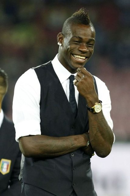 Evinin banyosunda havai fişeklerle oynadı. Havlu ve perdenin yanmaya başlamasının ardından evi terk etti.