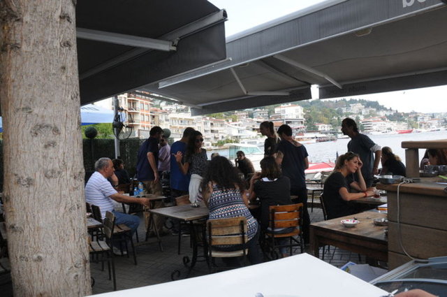 Ancak adam bakmayı sürdürünce çileden çıkan güzel oyuncu ayağa kalkarak, "Bacaklarıma bakarak beni taciz ediyorsun, önüne bak" diye bağırdı.