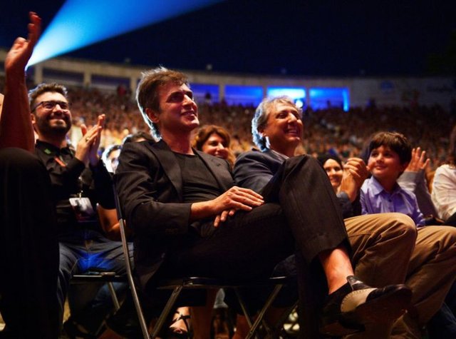Konser sırasında Teoman'a da seslenen Tarkan, "Teoman da burada. Onu kendi hali ve tarzıyla hep çok beğendim. Her zaman bildiği yolda ilerliyor. Bu konuda biraz benzeriz galiba" dedi.