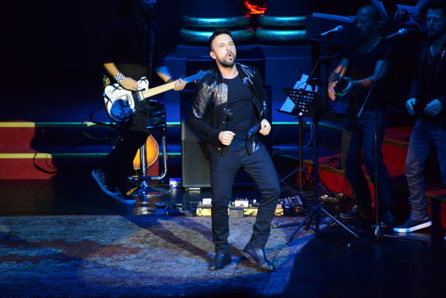 Ailesinin haber olmaması için çekilmemesini isteyen ve bu yüzden gazetecilerin çekim süresi bittiğinde ailesini yerine oturtan Tarkan, sahneden sık sık annesine ve teyzesine öpücükler gönderdi.