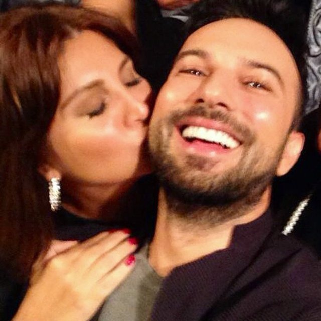 Konser boyunca neşeli halleriyle dikkat çeken Sibel Can ise, Tarkan 'Şımarık' adlı şarkısını söylerken ayağa kalkıp yakışıklı şarkıcıyla karşılıklı göbek attı. Ikilinin bu şovu büyük alkış aldı.  -