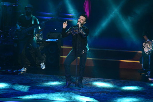 Annesi, teyzesi ve akrabalarının ön sıradan izlediği Tarkan, "Bu akşam ailem de burada. Annem izliyor. Bu gece annemin de çok sevdiği o türküyü söyleyeceğim" diyerek Aşık Veysel'den 'Uzun ince bir yoldayım' türküsünü seslendirdi.