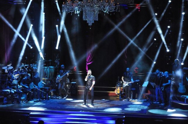 Tarkan'ı dinleyenler arasında Sibel Can, Teoman, Tuba Ünsal, Işıl Reçber, Oğuzhan Koç, Eser Yenenler ve Ibrahim Büyükak gibi pek çok ünlü sima da vardı. -