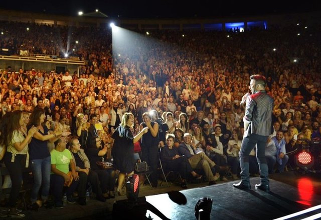 SİBEL CAN İLE DANS ŞOV ALKIŞ TOPLADI  - Sibel Can'ın ve Teoman'ın kendisini dinlemeye gelmesine çok sevindiğini belirten Tarkan, Can'a, "Seni çok seviyorum. Güzel kalbin ve güzel sesinle yerin çok başka. Iyi ki varsın" diye seslendi.