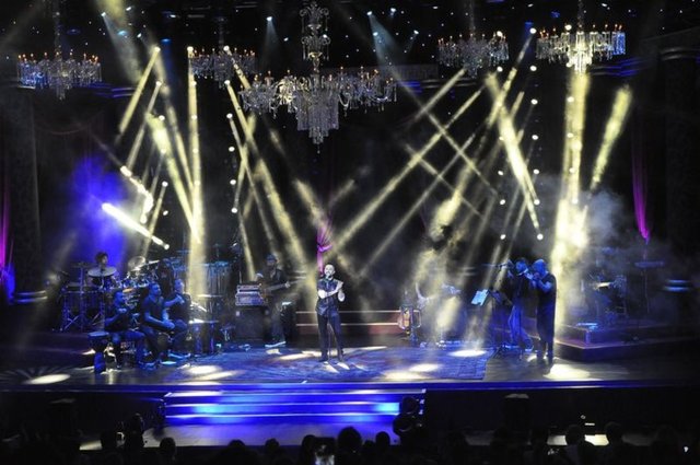 Konser serisinin ikincisinde 6 bin hayranını coşturan Tarkan, "Yemin Ettim" şarkısını söyledikten sonra Kayahan'a şu selam yolladı...