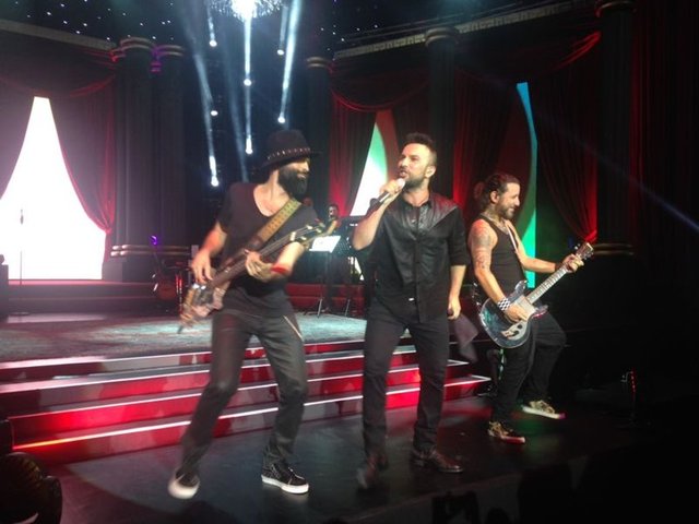 Megastar cuma günkü konserinde Kayahan'ın "Yemin Ettim" şarkısının yeni versiyonuyla perdeyi açtı.  -