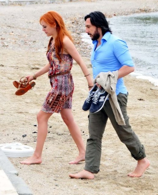 Önceki gün Berlin'den İspanya'ya kızı ve bir arkadaşıyla giden Uzerli'nin yanına dün de Ateş gitti. Eski sevgililerin birlikte İspaynya'daki adaları gezdiği ve bir süre daha tatillerine devam edeceği öğrenildi.