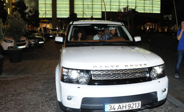 İHANET iddiası nedeniyle 7 yıllık sevgilisi Eliz Sakuçoğlu ile yollarını ayıran Murat Boz, artık zamanının çoğunu yeni stil danışmanı Senem Sensilay'la geçiriyor.