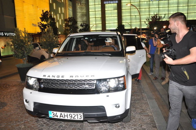 İkili, önceki akşam yine birlikteydi. Ortaköy trafiğinde görüntülenen ikili, flaşların patlamasıyla şaşkına döndü. Boz'un Sensilay ile sık sık birlikte görüntülenerek ayrıldığı sevgilisi Eliz Sakuçoğlu'na nispet yaptığı iddia ediliyor.