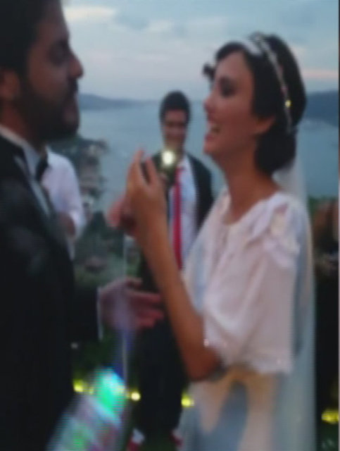 Güzel oyuncu Nehir Erdoğan, 'Silsile' filminin setinde tanıştığı Ahmet Sesigürgil'le nikah masasına oturdu.
