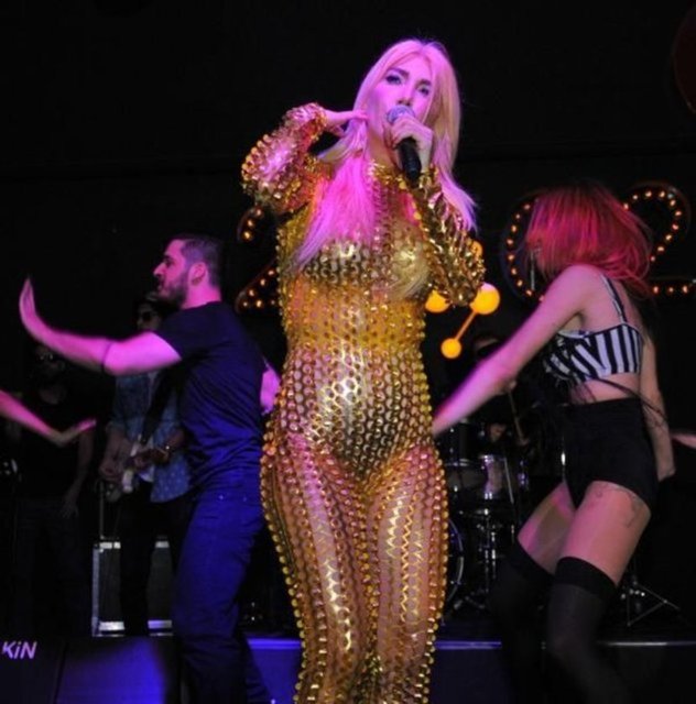 Evcimik, Yener ve Berksan'ın düet yaptığı 'Haberi Var mı?' şarkısının kendisinin yıllar önce çıkardığı 'Yallah Sevgilim' şarkısıyla aynı olduğunu iddia etmişti. Evcimik'in bu iddiası üzerine Yener alaycı twit'lerle meslektaşına göndermede bulundu.  -