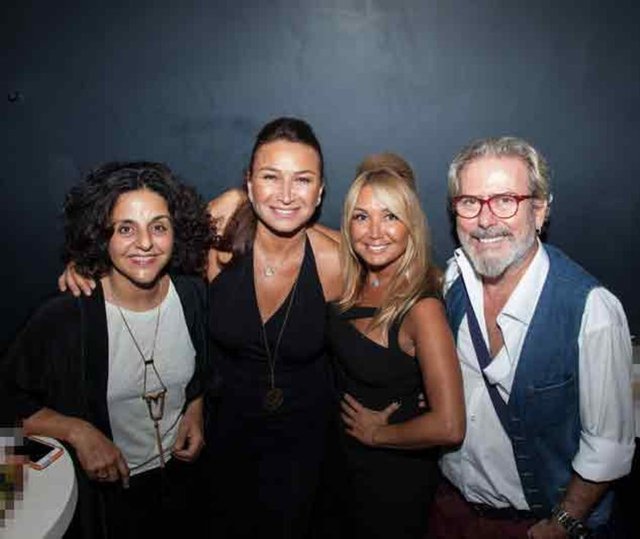 ALAYCI TWIT'LER ATTI  - Yonca Evcimik ile Hande Yener arasında başlayan taklit şarkı gerilimi artıyor.