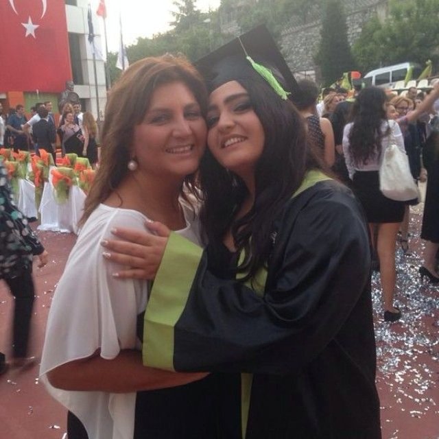 Sibel Can'ın kızı Melissa yuvadan uçtu!Sibel Can'ın kızı Melissa Ural Londra'da üniversiteye başladı. Yıllığı 82 bin lira olan üniversitede iletişim okuyacak.