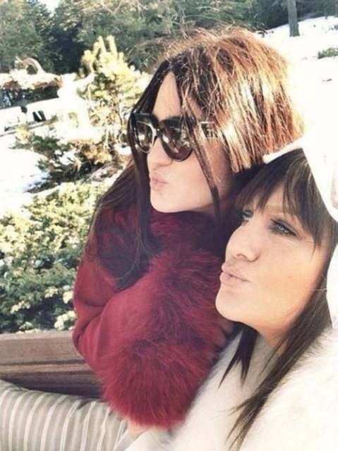 Ünlü şarkıcı Sibel Can, Londra'da okuyan kızı Melisa'yı bugün yolcu etti.