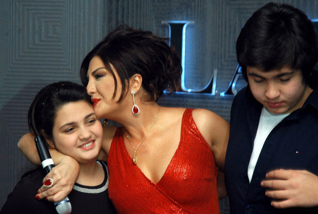 Anne-kız şimdilik görüntülü konuşarak hasret gideriyormuş.