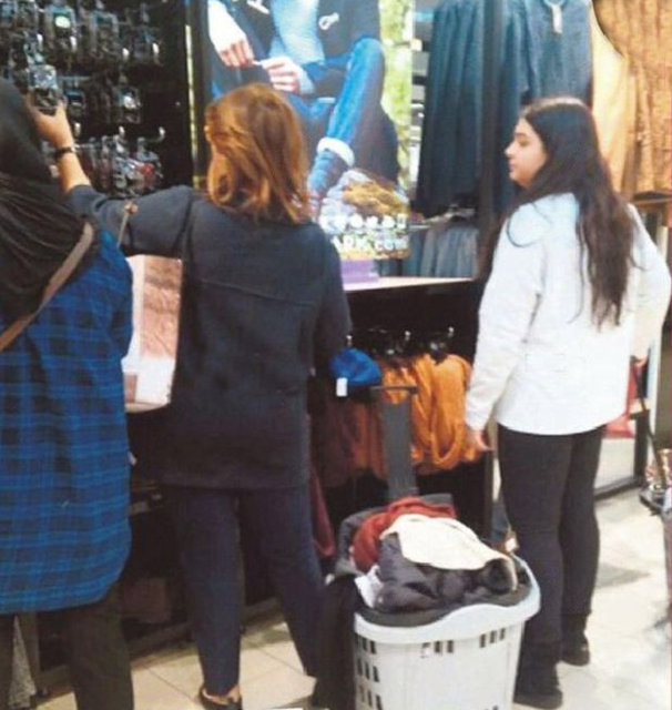 SİBEL CAN İLE KIZI MELİSA'NIN ALIŞVERİŞ KEYFİ  - Sibel Can ile kızı Melisa, Londra'nın en ucuz mağazında çılgınca alışveriş yapıp sepetlerini doldurmuşlardı.