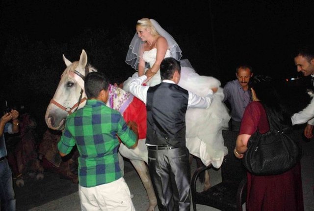 Cadde ortasında damat tıraşı yapılırken, geline de davul zurnalar eşliğinde kına yakıldı.