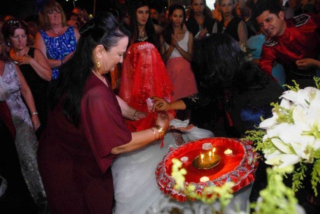 İngiliz mühendis Abbie Victoria Donegan (21), Türk barmen Erkan Kahya ile Fethiye'de düzenlenen düğünle dünyaevine girdi.