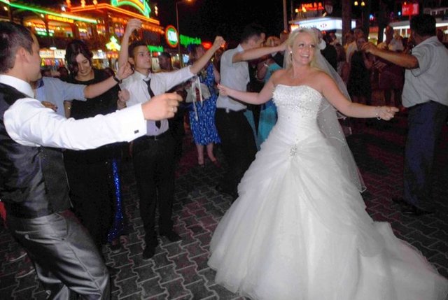 Ardından meydanda Erkan Kahya'ya damat tıraşı yapıldı, geline de kına yakıldı. Daha sonra yeniden otele dönüldü ve dans ekibi gösteri yaptı. -