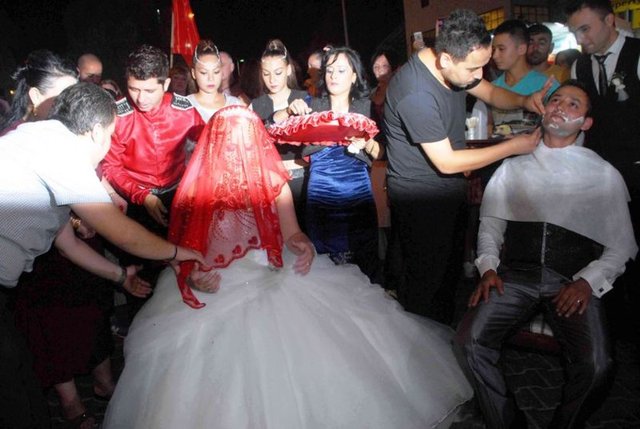 Çiftin nikâhı Ölüdeniz Plajı'nda gün batımında gerçekleşirken, nikâhtan otele gelen İngiliz ve Türk davetliler burada davul zurnalarla karşılandı.