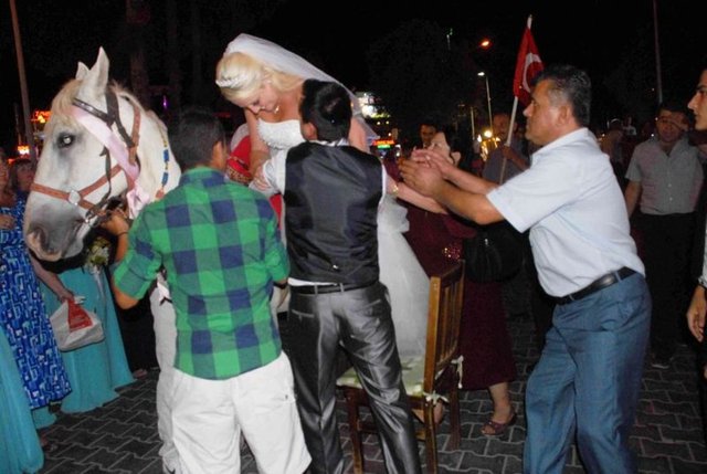 Gelinin babası da bir başka deveye binerken, atlı develi düğüne eşek de katıldı.