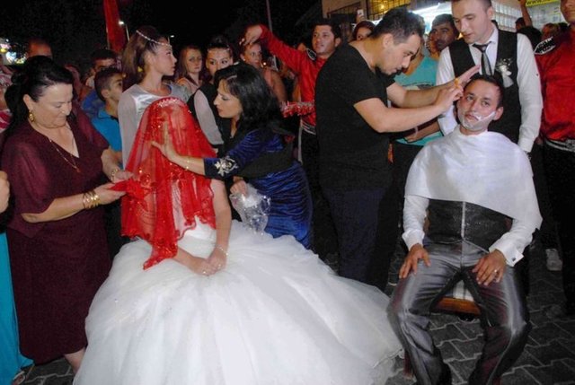 Kahya, eşinin Türkiye'yi çok sevdiği için düğünün Türk usulüne göre yapılmasını istediğini, İngiltere'de yaşayacaklarını söyledi.