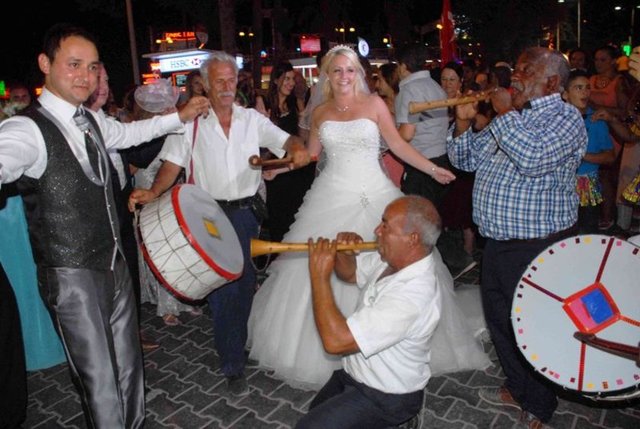 "BİLDİĞİN İNGİLİZ KIZLARINDAN DEĞİLİM" -  - Abbie Victoria Donegan ve Erkan Kahya çok mutlu olduklarını söylerken, çiftin 3 yıl önce ilginç bir tanışma öyküsü olduğu ortaya çıktı.