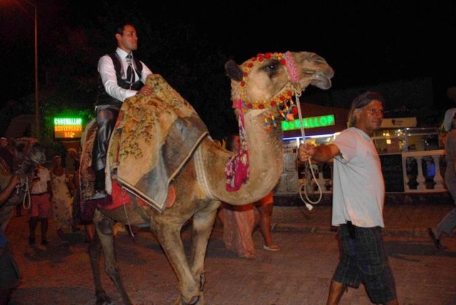 İngiliz gelin beyaz ata, damat ise deveye bindirilip gelin alma töreni yapıldı.