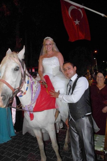 İngiliz gelinin ailesinin yanı sıra Manchester kentindeki çok sayıda akrabası da Türkiye'ye gelerek düğüne katıldı.