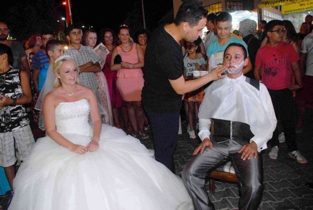 İngiliz gelin beyaz bir ata bindirilirken, Türk damat da deveye bindi.