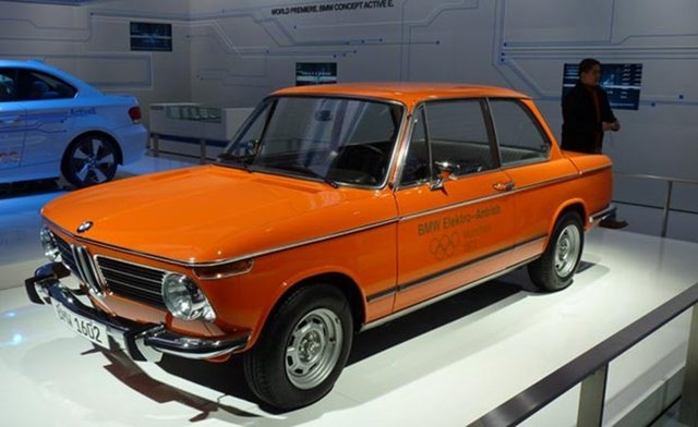 %100 Hibrit model olarak tasarlanan BMW i8, elektrik ile çalışıyor ve kontrolü yine elektrik ile sağlanıyordu.