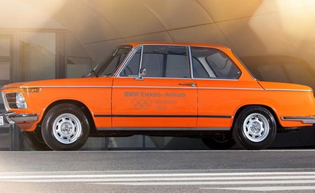 Görenleri şaşkına uğrayan i8'in saatte 300 km hıza ulaşabildiği ve saatte 90 km giderken 1100 km yol alabildiği açıklanmıştı.