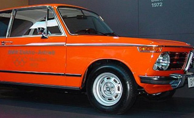 Fakat BMW'nun ilk elektrikli(hybrit) modelinin i8 olmadığı anlaşıldı. BMW firması, 1972 yılında kendi evinde ürettiği "BMW 1602e" modeli ile elektrikli bir otomobil yapmayı başarmış.