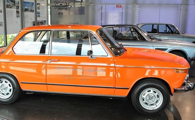 Uzay kasa diye anılan ve konsept olarak yenilikçi tasarım çizgileriyle bütünleştirilen BMW i8'in dikkat çeken en büyük özelliklerinden biri de en az kasası kadar motor sistemi olmuştu.