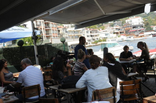 Bebek'te bir Arap turistin tacizine uğrayan oyuncu Yasemin Allen, kıyafetinden dolayı bu durumu yaşadığını öne süren bir blog yazarına ateş püskürdü. İşte Yasemin Allen'in tacizci için yazdığı o sözler...