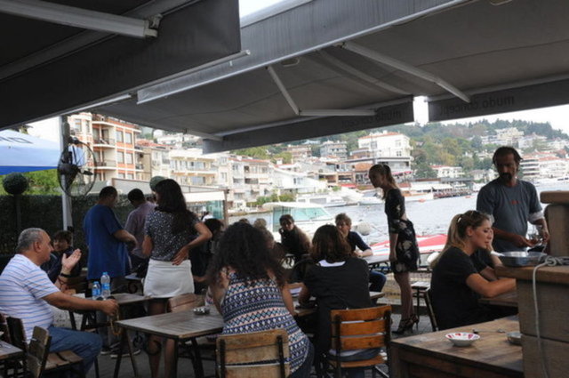 Geçen cuma bir TV röportajı için gittiği mekanda Arap turistin bacaklarına bakmasından rahatsız olup bağıran oyuncu Yasemin Allen, kıyafetine laf söylenmesi üzerine çılgına döndü.