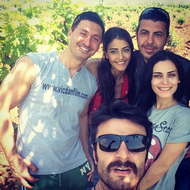 Artık ilişkisini gizli kapaklı yaşamak istemeyen Türk, Han'la çektirdiği fotoğraflarını da Instagram'da yayınlayıp aşkını ilan etti. Ancak oyuncu, daha sonra bu fotoğrafları kaldırdı.