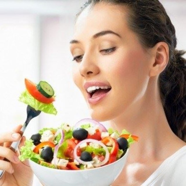 Eğer canınız tatlı çekiyorsa, ağzınıza bir parça bitter çikolata atın. Acıktıysanız, vücudunuzun yakıta ihtiyacı var demektir, onu dinleyin. Vücudunuz size ihtiyacı olanı söyler.