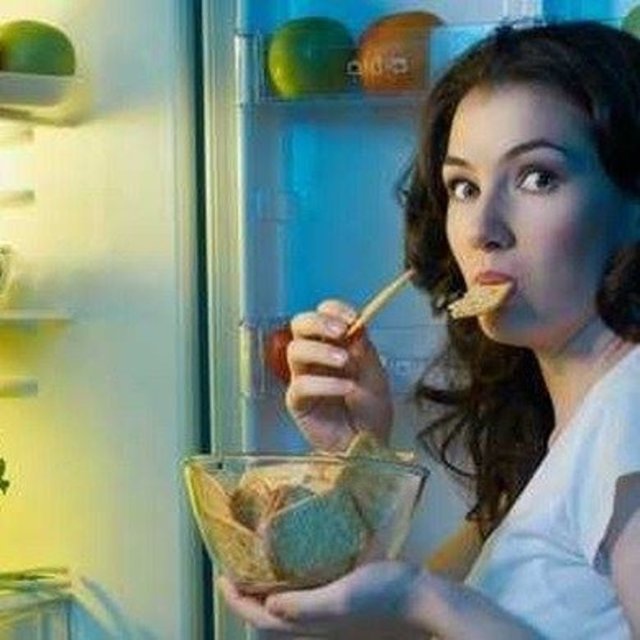 Yatmadan önce yemek yemeyin, gece geç saatte de yemekten uzak durun. Gece yatmadan en az 3 saat önce yemekle ilişkiniz bitmiş olmalıdır.