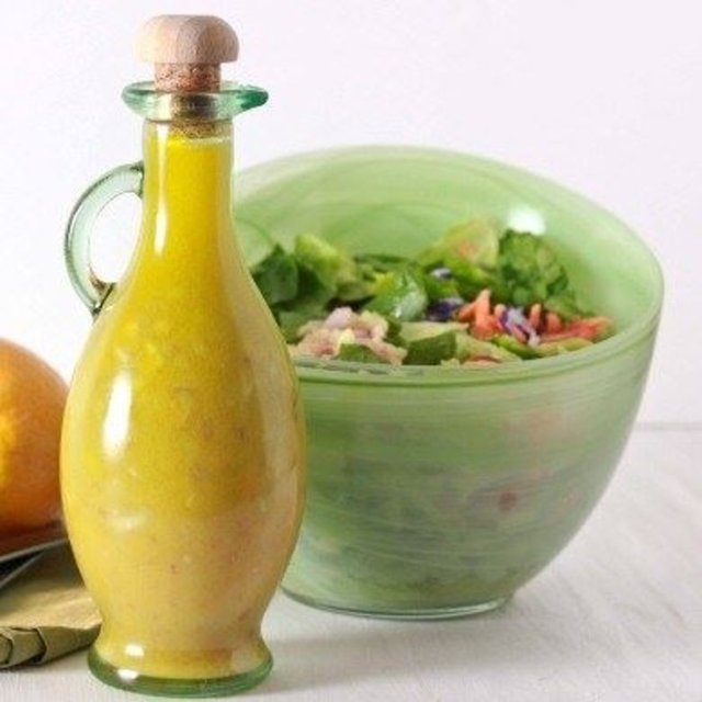 Bu öğünde salata yedim diyerek kendinizi kandırmayın. Eğer içinde yağ dolu soslar yüklüyse, o yediğiniz salata diyetten sayılmaz. İçine koyulan her malzemenin farkında olmalısınız.